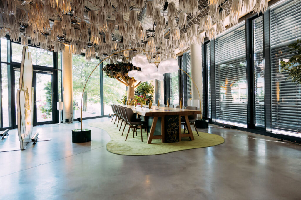 Banquet of Nature Hamburg mit einem aus Holz gefertigten Tisch mit Lautsprechern und Lichtshow.