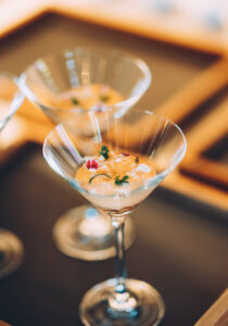 Food-Cocktail serviert im Martini-Glas